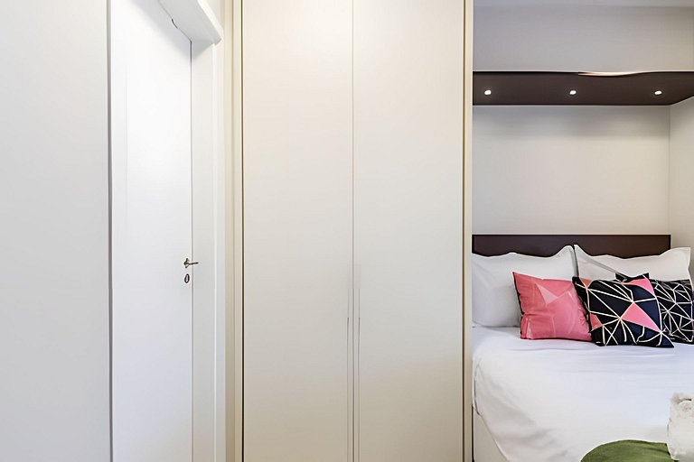 A4/102-Apt 2 quartos, A/C, 200m Einsten e MorumBIS