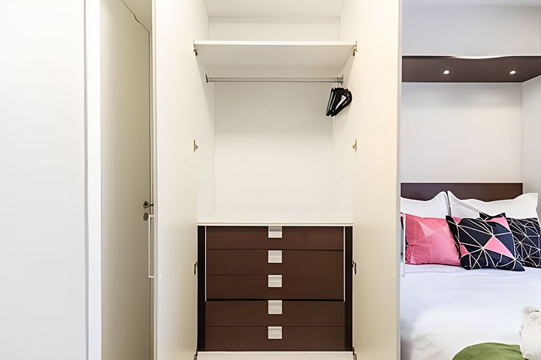 A4/102-Apt 2 quartos, A/C, 200m Einsten e MorumBIS